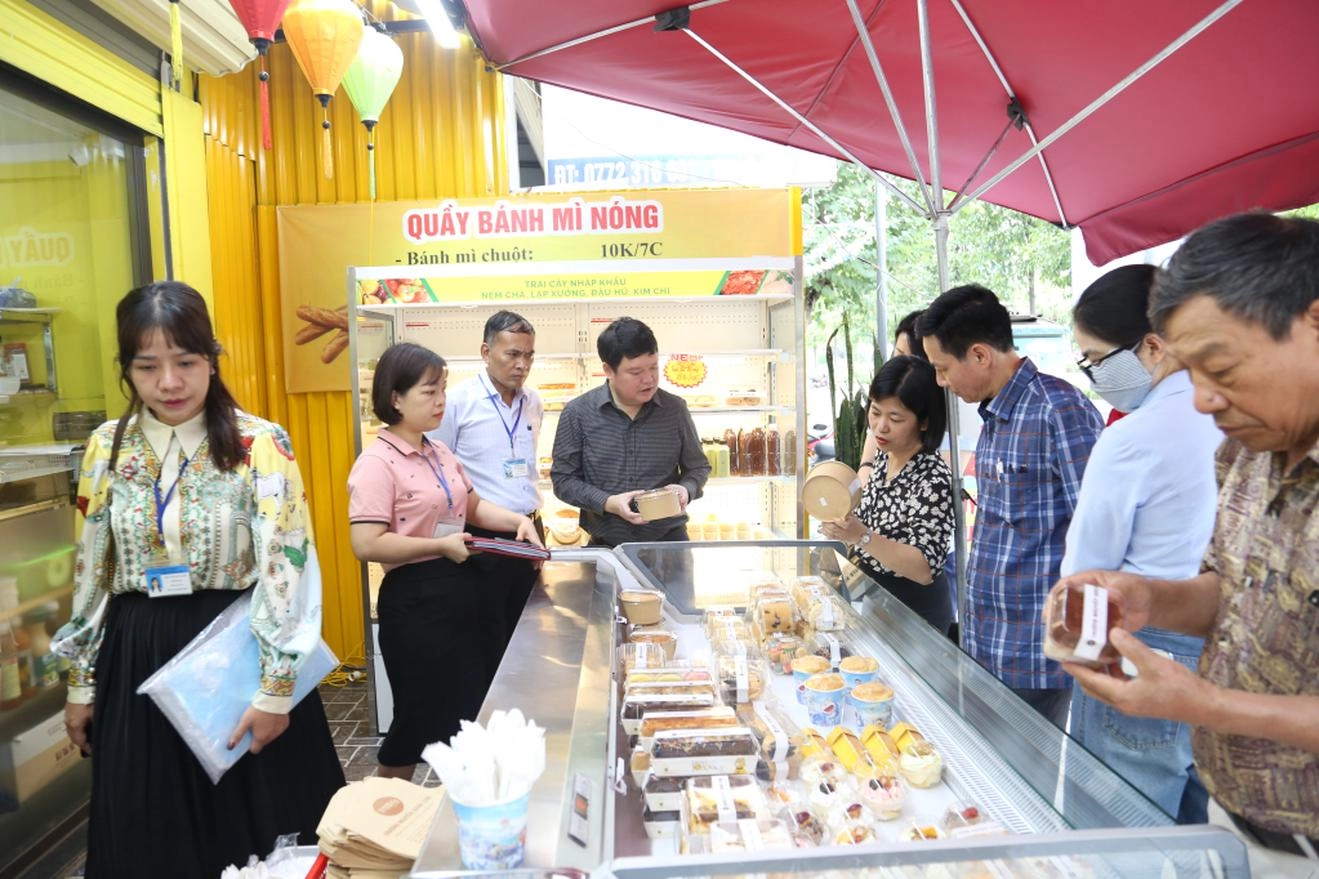 Đoàn liên ngành của tỉnh Quảng Ninh kiểm tra đột xuất ATTP tại Cơ sở sản xuất, kinh doanh bánh Trường Nguyễn (TP Hạ Long). Ảnh: Hồng Phương